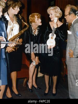 Tony Curtis, Jack Lemmon, Marilyn Monroe / Some Like It Hot 1959 directed by Billy Wilder Stock Photo