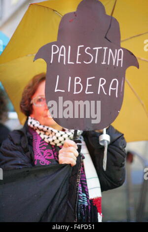 Naples, Italy. 21st Oct, 2015. Presidium of solidarity with the Palestinian people in via Toledo, held in Naples with wide participation of the Palestinian community in Naples. Credit:  Salvatore Esposito/Pacific Press/Alamy Live News Stock Photo