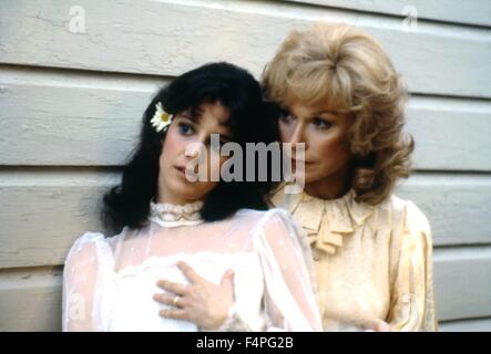DEBRA WINGER, SHIRLEY MACLAINE, TERMS OF ENDEARMENT, 1983 Stock Photo