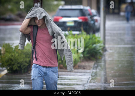 Albuquerque, NM, USA. 21st Oct, 2015. 101715.Cisco Chacon, a University of New Mexico freshman uses his jacket to cover himself during a downpour Wednesday afternoon at the UNM campus, Oct. 21, 2015. © Marla Brose/Albuquerque Journal/ZUMA Wire/Alamy Live News Stock Photo