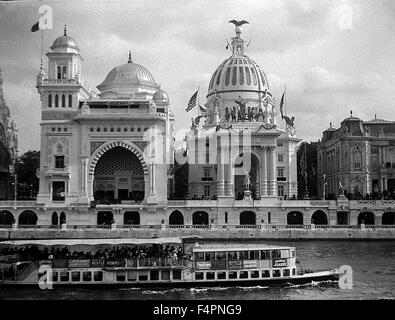 AJAXNETPHOTO. 1900. PARIS, FRANCE. - UNIVERSAL EXPOSITION - WORLD FAIR - THE PAVILLION OF THE UNITED STATES NATIONAL BUILDING (CENTRE) WITH THE TURKISH PAVILLION ON THE LEFT ON THE BANKS OF THE SEINE.   PHOTO; AJAX VINTAGE PICTURE LIBRARY REF:PAR/EXPO 1900-3. Stock Photo