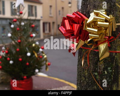 AJAXNETPHOTO. LOUVECIENNES, FRANCE. - CHRISTMAS DECORATIONS IN THE VILLAGE SQUARE; LOCATION FREQUENTED BY 19TH CENTURY IMPRESSIONIST ARTISTS SUCH AS ALFRED SISLEY, CAMILLE PISSARRO AND OTHERS INCLUDING AUGUSTE RENOIR . PHOTO:JONATHAN EASTLAND/AJAX REF:GXR92612 Stock Photo