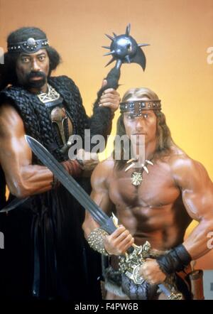 Wilt Chamberlain and Arnold Schwarzenegger / Conan the Destroyer / 1984 directed by Richard Fleischer  [Dino De Laurentis / Universal Pi] Stock Photo