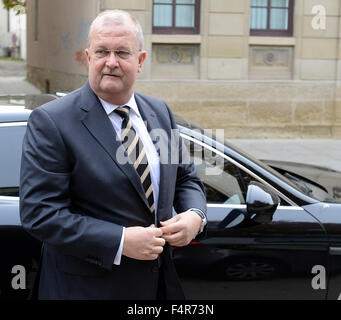 Stuttgart, Germany. 22nd Oct, 2015. Former CEO of Porsche Automobil Holding SE, Wendelin Wiedeking, gets out of a Porsche Panamera on his way to trial in the regional court in Stuttgart, Germany, 22 October 2015. The former head of Porsche is being accused in connection with the planned but unsuccessful takeover of VW market manipulation. Photo: BENRD WEISSBROD/dpa/Alamy Live News Stock Photo