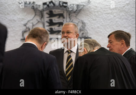 Stuttgart, Germany. 22nd Oct, 2015. Former CEO of Porsche Automobil Holding SE, Wendelin Wiedeking (C), former CFO, Holger Haerter (L), and lawyers Hanns W. Feigen and Sven Thomas (R) stand prior to the start of trial in the regional court in Stuttgart, Germany, 22 October 2015. The former head of Porsche is being accused in connection with the planned but unsuccessful takeover of VW market manipulation. Photo: MARIJAN MURAT/dpa/Alamy Live News Stock Photo