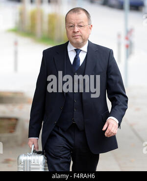 Stuttgart, Germany. 22nd Oct, 2015. Former CFO of Porsche Automobil Holding SE, Holger Haerter, heads to trial in the regional court in Stuttgart, Germany, 22 October 2015. The former CFO of Porsche is being accused in connection with the planned but unsuccessful takeover of VW market manipulation. Photo: BENRD WEISSBROD/dpa/Alamy Live News Stock Photo