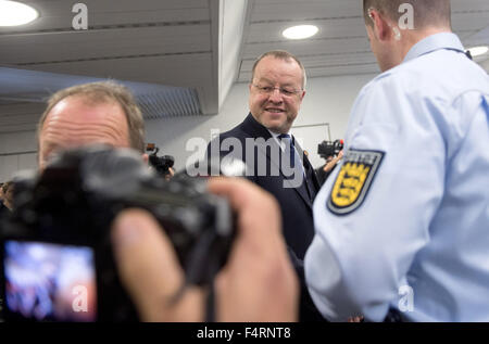 Stuttgart, Germany. 22nd Oct, 2015. Former CFO of Porsche Automobil Holding SE, Holger Haerter, arrives to the start of trial in the regional court in Stuttgart, Germany, 22 October 2015. The former head of Porsche is being accused in connection with the planned but unsuccessful takeover of VW market manipulation. Photo: MARIJAN MURAT/dpa/Alamy Live News Stock Photo