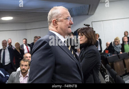 Stuttgart, Germany. 22nd Oct, 2015. Former CEO of Porsche Automobil Holding SE, Wendelin Wiedeking, arrives to the start of trial in the regional court in Stuttgart, Germany, 22 October 2015. The former head of Porsche is being accused in connection with the planned but unsuccessful takeover of VW market manipulation. Photo: MARIJAN MURAT/dpa/Alamy Live News Stock Photo