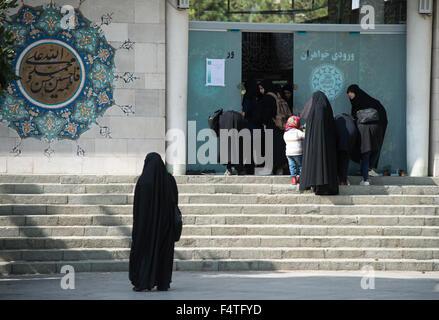 Tehran, Iran. 18th Oct, 2015. Female students walk across the campus of the University of Tehran, Iran, 18 October 2015. Photo: Bernd von Jutrczenka/dpa/Alamy Live News Stock Photo