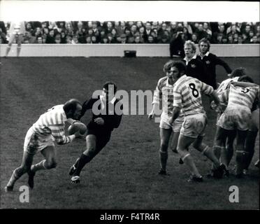 December 8, 1970 - Oxford beat Cambridge 14-3 in inter-varsity match wickenham: England: R.J.D. Linnecar of Cambridge, left, tries to take the ball past P.J. Dixon of Oxford at Twickenham today in the Rugby Union Match in which Oxford won by 14 points to 3. Approximately 50,000 people watched this 89th match of the series. December 8th. 1970-BC © Keystone Pictures USA/ZUMAPRESS.com/Alamy Live News Stock Photo