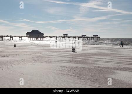 Clearwater, Florida, USA. 23rd Dec, 2013. The beach in Clearwater Florida. The beautiful resort of Clearwater has millions of tourists every year - but few ever visit the downtown area. © Ruaridh Stewart/ZUMA Wire/ZUMAPRESS.com/Alamy Live News Stock Photo