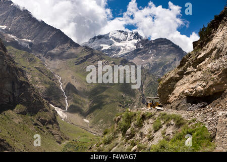 India, Himachal Pradesh, Lahaul and Spiti, Darcha, narrow mountain section of Leh-Manali highway cut through rock Stock Photo