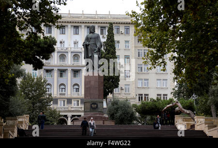 Baku, Azerbaijan. 22nd Oct, 2015. Pedestrians cross fountain square in Baku, Azerbaijan, 22 October 2015. Photo: Friso Gentsch/dpa/Alamy Live News Stock Photo