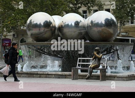 Baku, Azerbaijan. 22nd Oct, 2015. Pedestrians cross fountain square in Baku, Azerbaijan, 22 October 2015. Photo: Friso Gentsch/dpa/Alamy Live News Stock Photo