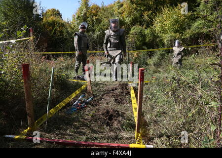 Travnik, Bosnia-Herzegovina (BiH). 23rd Oct, 2015. A soldier works to demine in village Cifluk, near Travnik, Bosnia-Herzegovina (BiH), on Oct. 23, 2015. There are some 130,000 undiscovered land mines in BiH as a reslut of 1990s Bosnia War. BiH plans to finish demining work by 2019. Credit:  Haris Memija/Xinhua/Alamy Live News Stock Photo