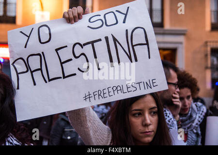 Madrid, Spain. 23rd Oct, 2015. A woman holds a banner that reads 'I am Palestine' during a protest supporting Palestine. Credit:  Marcos del Mazo/Pacific Press/Alamy Live News Stock Photo