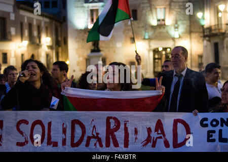 Madrid, Spain. 23rd Oct, 2015. Demonstrators shout slogans during a protest against Israel in solidarity with Palestine. Credit:  Marcos del Mazo/Pacific Press/Alamy Live News Stock Photo