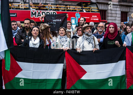 Madrid, Spain. 23rd Oct, 2015. Demonstrators shout slogans against Israel during a protest in support to Palestine Credit:  Marcos del Mazo/Pacific Press/Alamy Live News Stock Photo