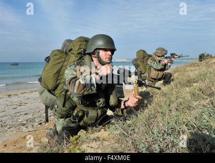 Madrid. 23rd Oct, 2015. Soldiers of Dutch marine corps participate in a landing exercise of NATO in southern Spain, on Oct. 23, 2015. About 36,000 soldiers from more than 30 members and partner countries of NATO participate the exercise from Oct. 3 to Nov. 6 in Italy, Portugal and Spain. Credit:  Xie Haining/Xinhua/Alamy Live News Stock Photo