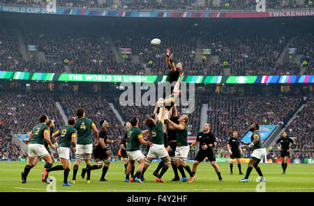 London, UK. 24th Oct, 2015. Lineout South Africa V New Zealand South Africa V New Zealand, Rugby World Cup 2015 Twickenham, London, England 24 October 2015 Rugby World Cup 2015, Semi Finals Twickenham Stadium, London, England Credit:  Allstar Picture Library/Alamy Live News Stock Photo