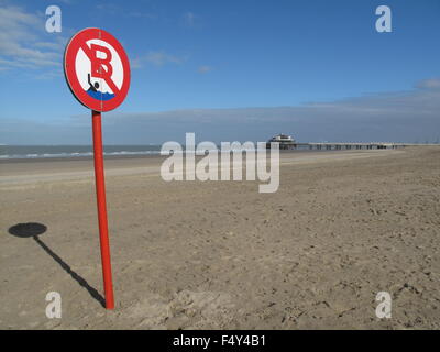 Blankenberge, Belgium. 22nd Oct, 2015. A warning sign can be seen on the beach of Blankenberge, Belgium, 22 October 2015. The Belgium North Sea beach is clean again after a ship accident left it covered with oil. Two weeks ago a freighter hit a gas tanker. Photo: Laura Lewandowski/dpa/Alamy Live News Stock Photo
