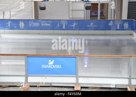 South Kensington, London, UK. 24th October 2015. Setting up the Ice Rink outside the Natural History Museum © Matthew Chattle Stock Photo