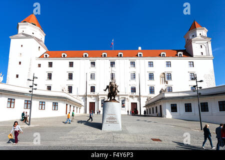 BRATISLAVA, SLOVAKIA - SEPTEMBER 23, 2015: tourists near statue of King Svatopluk I at the Honorary Courtyard of Bratislava cast Stock Photo