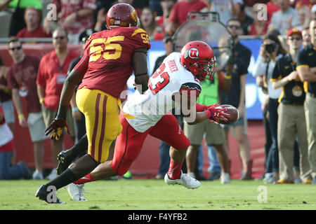 Los Angeles, CA, USA. 24th Oct, 2015. October 24, 2015: running back Devontae Booker (23) of the Utah Utes makes a tough catch with his fingertips in the game between the Utah Utes and the USC Trojans, The Coliseum in Los Angeles, CA. Photographer: Peter Joneleit/ Zuma Wire Service Credit:  Peter Joneleit/ZUMA Wire/Alamy Live News Stock Photo