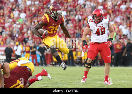 Los Angeles, CA, USA. 24th Oct, 2015. October 24, 2015: running back Ronald Jones II (25) of the USC Trojans leaps over some blockers in the game between the Utah Utes and the USC Trojans, The Coliseum in Los Angeles, CA. Photographer: Peter Joneleit/ Zuma Wire Service Credit:  Peter Joneleit/ZUMA Wire/Alamy Live News Stock Photo