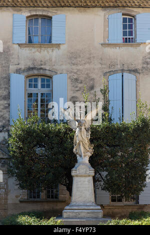 Statue vor einem Haus mit typisch südfranzösischer Fassade Stock Photo