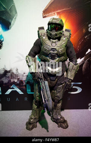 Warsaw, Poland. 24th Oct, 2015. Trade fair show Hallo 5 Master Chief living figure dressed up, stand at games expo at Warsaw Games Week, Targi Gier Wideo, Hala Expo XXI, Warsaw, Poland, October 24, 2015, vertical orientation, rights managed, editorial use only. Credit:  Arletta Cwalina/Alamy Live News Stock Photo