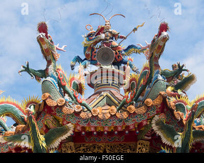 Ornate mosaic sculptures on top of a Taoist temple in Taiwan Stock Photo