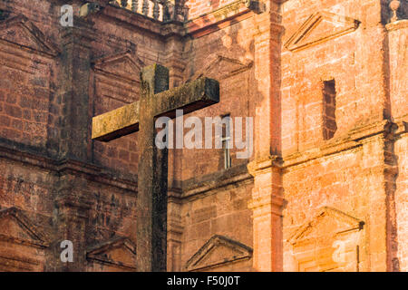 A stone cross at the entrance of the Basilika of Bom Jesus in Old Goa, one of the remaining big buildings built by the Portugues Stock Photo