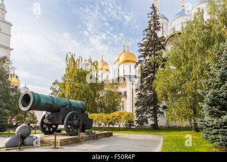 The massive Tsar Cannon and the Cathedral of the Assumption in the grounds of the Kremlin, Moscow, Russia Stock Photo