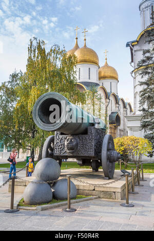 The massive Tsar Cannon and the Cathedral of the Assumption in the grounds of the Kremlin, Moscow, Russia Stock Photo