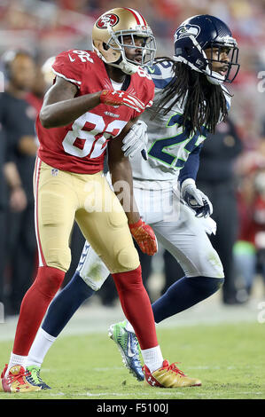 Santa Clara, CA. 22nd Oct, 2015. Seattle cornerback Richard Sherman and Torrey Smith battle during action in an NFL game against the San Francisco 49ers at Levi's Stadium in Santa Clara, CA. The Seahawks won 20-3. Daniel Gluskoter/CSM/Alamy Live News Stock Photo