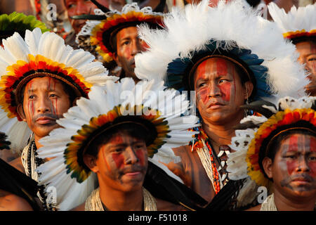 Palmas. 24th Oct, 2015. Image taken on Oct. 24, 2015 of indigenous men taking part in the first edition of the World Indigenous Peoples Games, in Palmas, Tocantins state, Brazil. The World Indigenous Peoples Games will be held until Oct. 31, with the participation of 1,800 indigenous athletes, of which 1,100 are of Brazilian ethnicities and other 700 came from 23 countries. © Raimundo Pacco/Framephoto/Estadao Conteudo/AGENCIA ESTADO/Xinhua/Alamy Live News Stock Photo