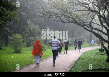Dhaka, Bangladesh. 21st Oct, 2015. A man and women exercises early in the morning at Ramna park. Ramna park is a large and recreation area situated at the heart of the central Dhaka of Bangladesh on 21 October, 2015. The history of Ramna starts about 1610 CE during Mughal rule, when the city of Dhaka was founded by Subehdar Islam Khan under Emperor Jahangir. At that time two beautiful residential areas were developed in the northern suburb of Dhaka city. This park is one of the most beautiful areas in Dhaka with lots of trees and a lake near its center. ""ª Photo: Monirul Alam (Credit Image: Stock Photo
