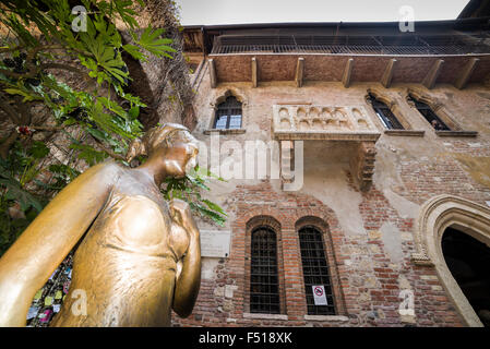 The brass statue of Juliet in the backyard of Juliets house with the famous balcony Stock Photo