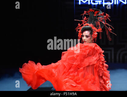 Beijing, China. 26th Oct, 2015. A model shows the color make-up designed by Mao Geping during the China Fashion Week, in Beijing, capital of China, Oct. 26, 2015. Credit:  Li He/Xinhua/Alamy Live News Stock Photo