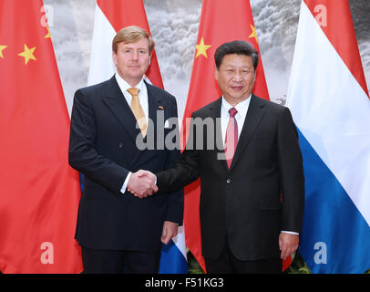 Beijing, China. 26th Oct, 2015. Chinese President Xi Jinping (R) holds talks with King of the Netherlands Willem-Alexander in Beijing, capital of China, Oct. 26, 2015. Credit:  Ma Zhancheng/Xinhua/Alamy Live News Stock Photo