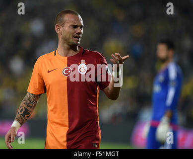 (151026) -- ISTANBUL, Oct. 26, 2015(Xinhua) -- Galatasaray's Wesley Sneijder reacts during the Turkish super League match between Fenerbahce and Galatasaray at Fenerbahce Sukru Saracoglu stadium in Istanbul, Turkey, on Oct. 25, 2015. The match ended with a 1-1 draw. (Xinhua/He Canling)(wll) Stock Photo