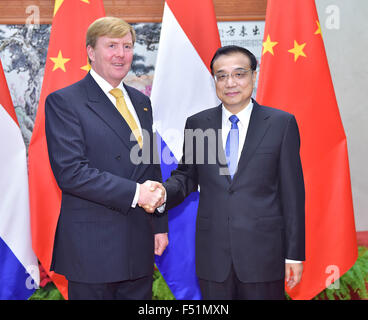 Beijing, China. 26th Oct, 2015. Chinese Premier Li Keqiang (R) meets with King of the Netherlands Willem-Alexander in Beijing, capital of China, Oct. 26, 2015. Credit:  Li Tao/Xinhua/Alamy Live News Stock Photo