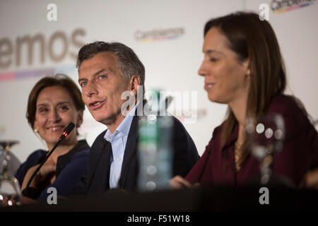 Buenos Aires, Argentina. 26th Oct, 2015. Argentina's presidential candidate Mauricio Macri (C) of the conservative Cambiemos speaks during a press conference, accompanied by vice presidential candidate Gabriela Michetti (L) and the elected governor of the Buenos Aires Province Maria Eugenia Vidal, in Buenos Aires, Argentina, on Oct. 26, 2015. Argentina's two leading presidential candidates entered the second round of the presidential election on late Sunday, sharing 73.84 percent of the votes counted. Conservative opposition candidate Mauricio Macri had a slight lead over ruling Vic Stock Photo