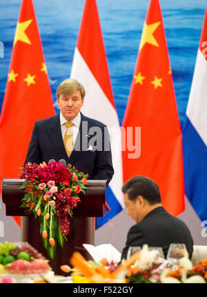 Beijing, China. 26th Oct, 2015. King Willem-Alexander and Queen Maxima of The Netherlands attend the state banquet hosted by President Xi Jinging and his wife Peng Liyuan at the Golden Hall in Beijing, China, 26 October 2015. The King and Queen are in china for an 5 day state visit. Photo: Patrick van Katwijk/dpa/Alamy Live News Stock Photo
