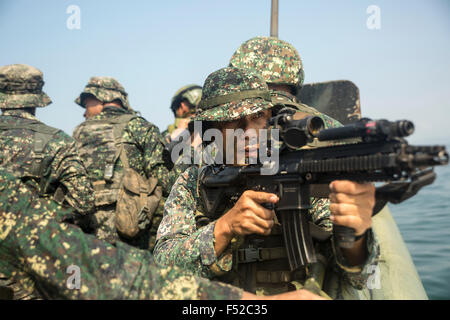 A Philippine Marine commando during an amphibious raid training operation with US Navy SEAL Coastal Riverine Squadron 3 commandos on patrol in Manila Bay October 8, 2015 in Ternate, Cavite, Philippines. Stock Photo