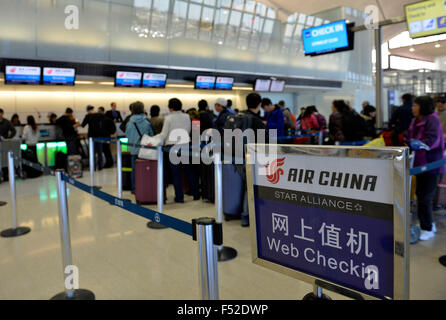 Newark, USA. 26th Oct, 2015. Passengers wait to check in for the Air China's nonstop flight to Beijing at the Newark Liberty International Airport, New Jersey, the United States, Oct. 26, 2015. Direct flights between Newark and Beijing began Monday morning on Air China. © Wang Lei/Xinhua/Alamy Live News Stock Photo