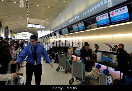 Newark, USA. 26th Oct, 2015. Passengers wait to check in for the Air China's nonstop flight to Beijing at the Newark Liberty International Airport, New Jersey, the United States, Oct. 26, 2015. Direct flights between Newark and Beijing began Monday morning on Air China. © Wang Lei/Xinhua/Alamy Live News Stock Photo