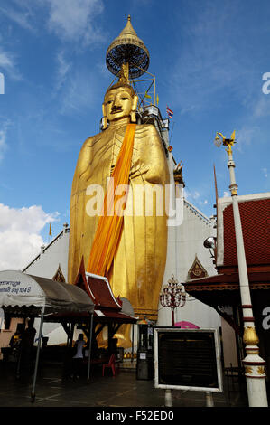 32-meter high standing Buddha statue at Wat Intharawihan, Bangkok, Thailand Stock Photo