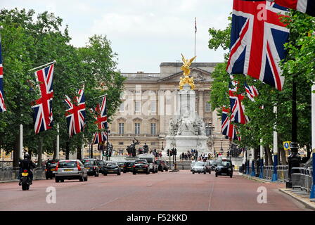 The Mall leading to the Buckingham Palace with the statue of Queen Victoria in front in London, England, UK Stock Photo